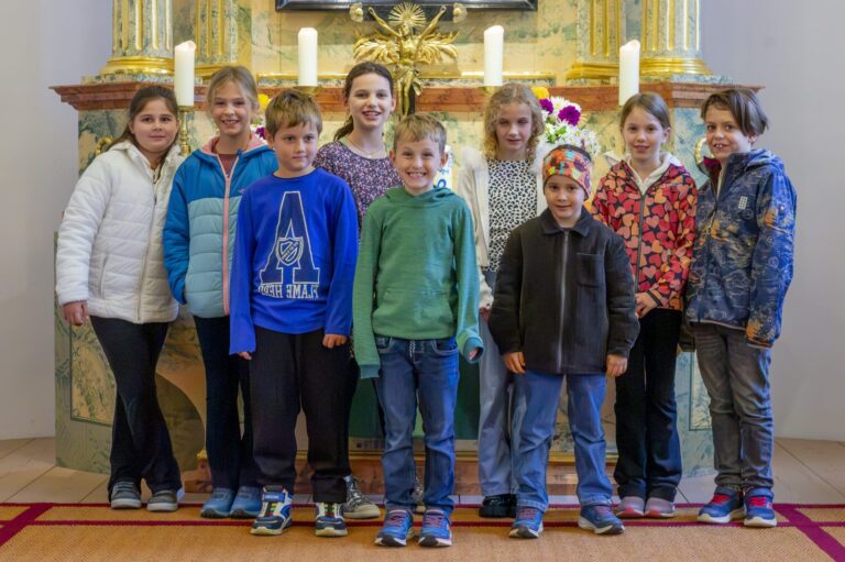 Die KONFI KIDS 2026/27 vor dem Altar im Evang. Bethaus Neukematen