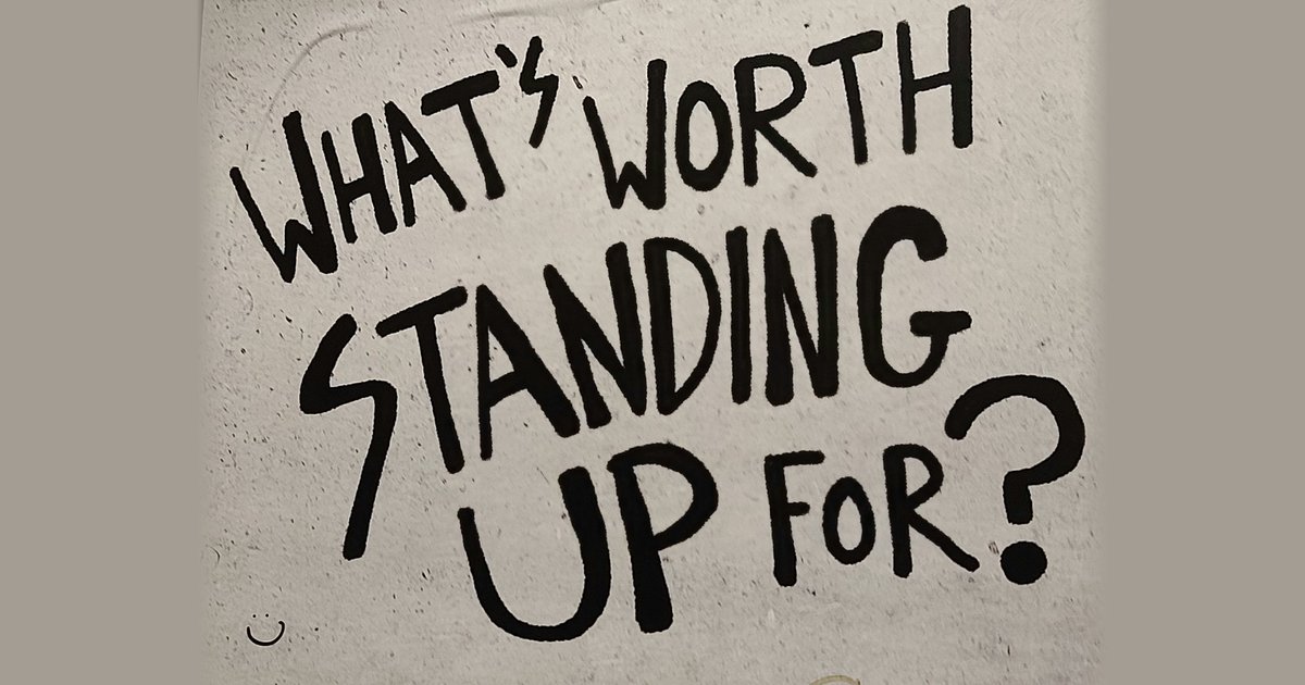 „What's worth standing up for?“ – handgeschriebener Schriftzug